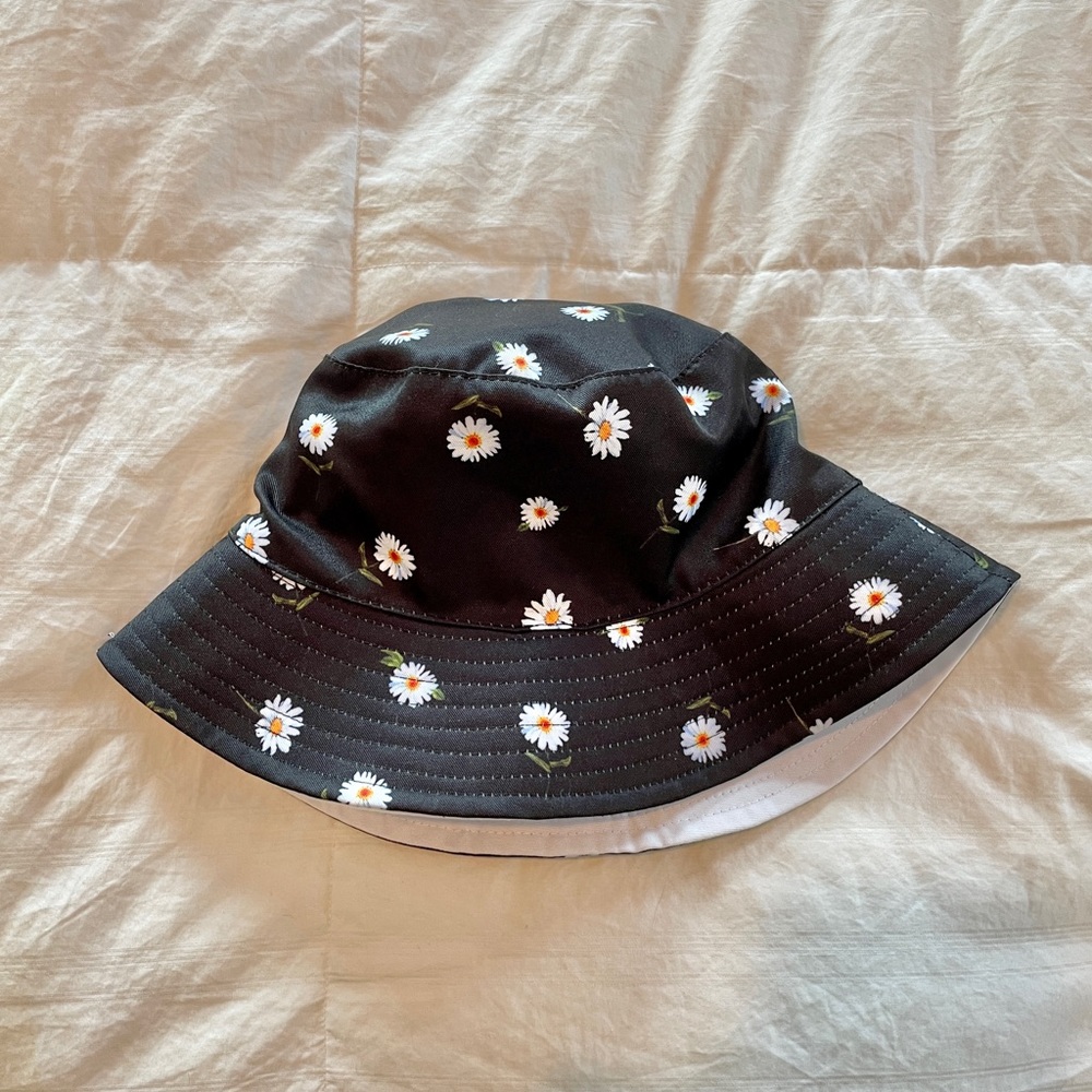 NWOT Alice + Olivia Reversible Bucket Hat